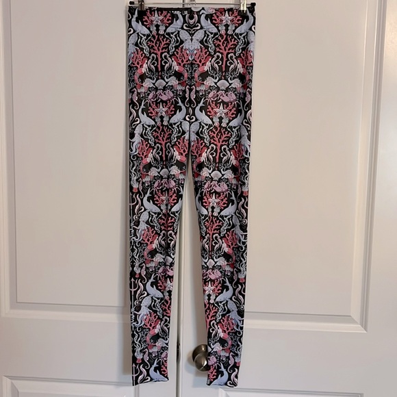 TAKE THE BAIT HWMF LEGGINGS Blackmilk - Picture 2 of 4